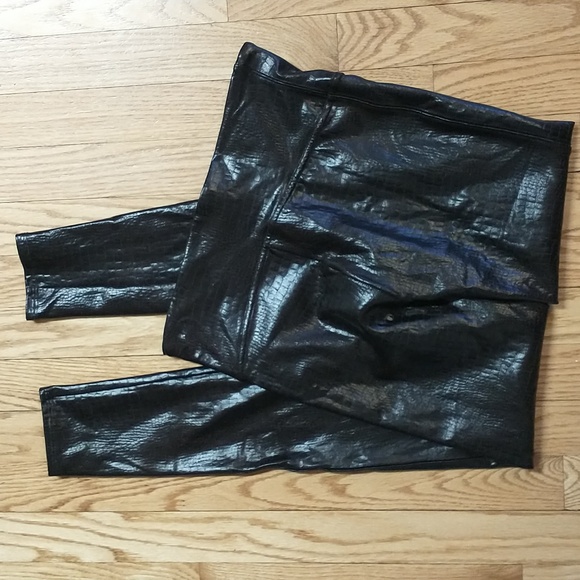 SPANX Faux Glossy Crocodile Leather Leggings  Size Medium - Picture 4 of 4